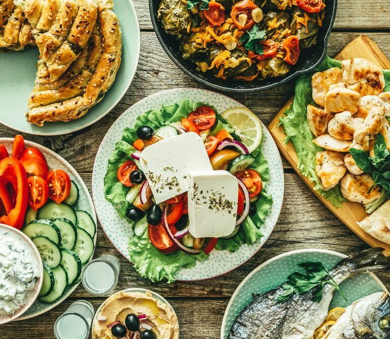 Laat je betoveren door de rijke smaken van de Grieks-Mediterrane keuken! Onze gerechten zijn een symfonie van verse kruiden, olijfolie, en de warme zon van de Middellandse Zee. Proef de passie voor traditie in elke hap en beleef de culinaire reis van Griekenland naar jouw bord.