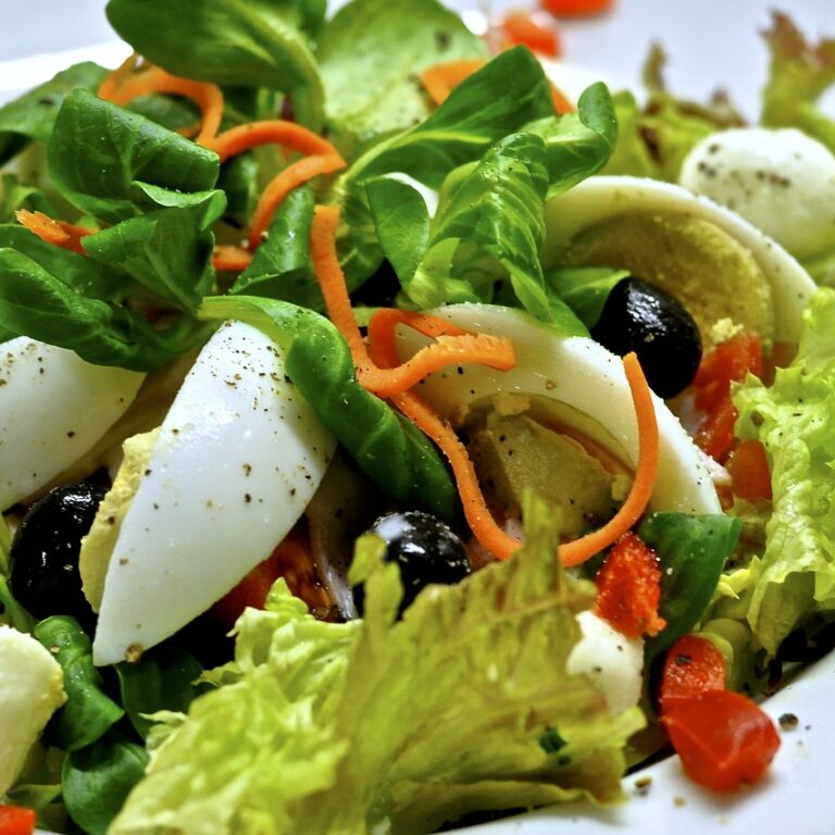 Verfrissend en vol smaak, onze Griekse salade is een perfecte harmonie van verse ingrediënten! Geniet van de knapperige komkommer, sappige tomaten, romige feta en olijven, allemaal gecombineerd met onze heerlijke huisgemaakte dressing.
